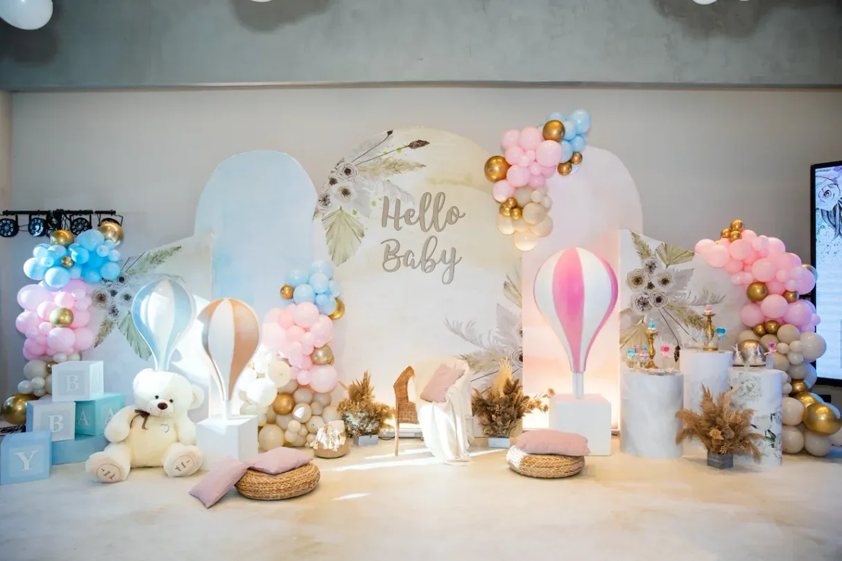 Декоративное оформление семейного праздника с надписью Hello Baby